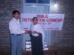 bible_distribution_01.jpg